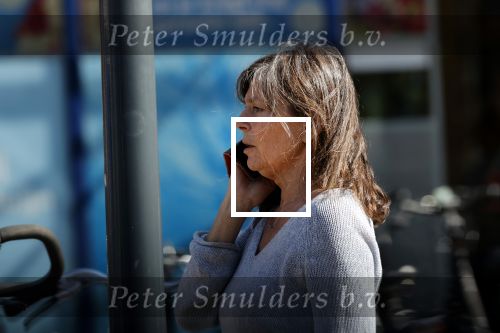 Bergen en Bergen aan Zee 6 april 2020
Debby Petter doet boodschappen in het centrum van Bergen.
