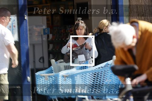 Bergen en Bergen aan Zee 6 april 2020
Debby Petter doet boodschappen in het centrum van Bergen.