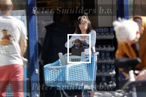 Bergen en Bergen aan Zee 6 april 2020
Debby Petter doet boodschappen in het centrum van Bergen.