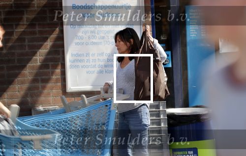 Bergen en Bergen aan Zee 6 april 2020
Debby Petter doet boodschappen in het centrum van Bergen.