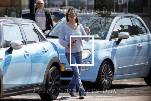 Bergen en Bergen aan Zee 6 april 2020
Debby Petter doet boodschappen in het centrum van Bergen.