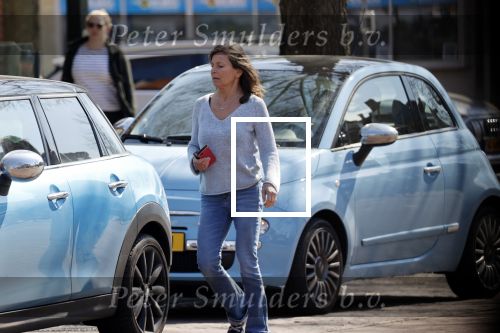 Bergen en Bergen aan Zee 6 april 2020
Debby Petter doet boodschappen in het centrum van Bergen.