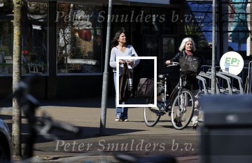 Bergen en Bergen aan Zee 6 april 2020
Debby Petter doet boodschappen in het centrum van Bergen.