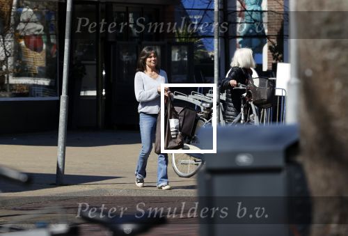 Bergen en Bergen aan Zee 6 april 2020
Debby Petter doet boodschappen in het centrum van Bergen.
