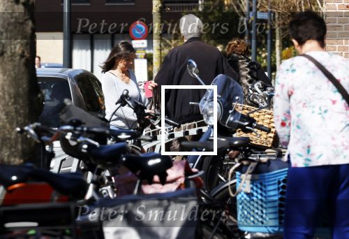 Bergen en Bergen aan Zee 6 april 2020
Debby Petter doet boodschappen in het centrum van Bergen.
