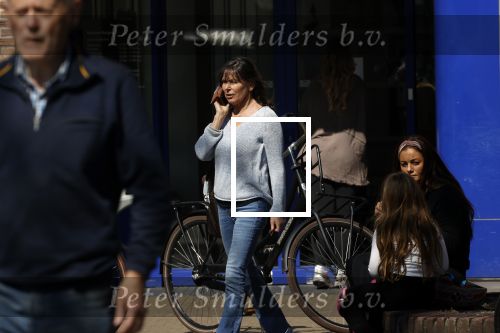 Bergen en Bergen aan Zee 6 april 2020
Debby Petter doet boodschappen in het centrum van Bergen.