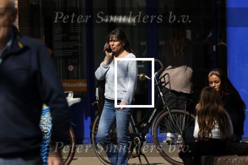 Bergen en Bergen aan Zee 6 april 2020
Debby Petter doet boodschappen in het centrum van Bergen.