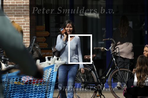 Bergen en Bergen aan Zee 6 april 2020
Debby Petter doet boodschappen in het centrum van Bergen.