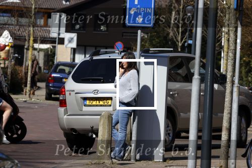 Bergen en Bergen aan Zee 6 april 2020
Debby Petter doet boodschappen in het centrum van Bergen.