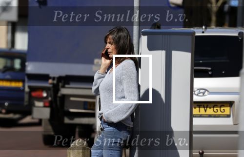 Bergen en Bergen aan Zee 6 april 2020
Debby Petter doet boodschappen in het centrum van Bergen.