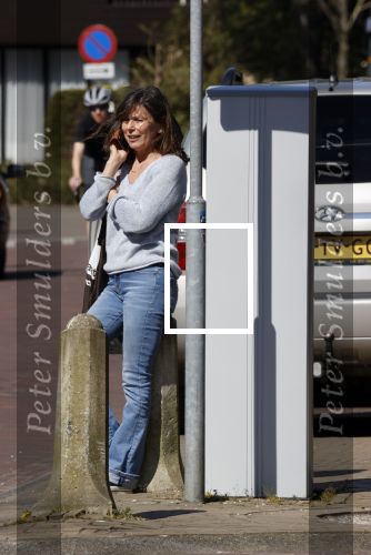 Bergen en Bergen aan Zee 6 april 2020
Debby Petter doet boodschappen in het centrum van Bergen.