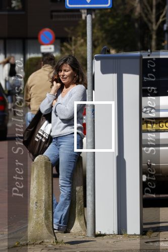 Bergen en Bergen aan Zee 6 april 2020
Debby Petter doet boodschappen in het centrum van Bergen.
