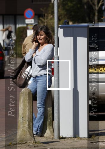 Bergen en Bergen aan Zee 6 april 2020
Debby Petter doet boodschappen in het centrum van Bergen.