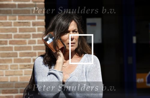 Bergen en Bergen aan Zee 6 april 2020
Debby Petter doet boodschappen in het centrum van Bergen.