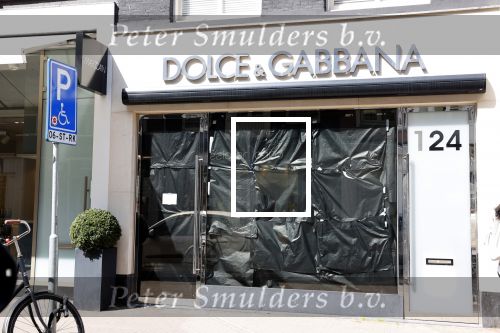 Amsterdam 17 april 2020
Dolce Gabbana op de PC hooftstraat heeft zijn ramen afgeplakt ivm het corona virus