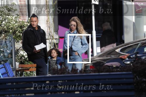 Amsterdam 7 februari 2020
Doutzen Kroes en haar man Sunnery James doen boodschappen met hun dochtertje op de cornelis schuytstraat