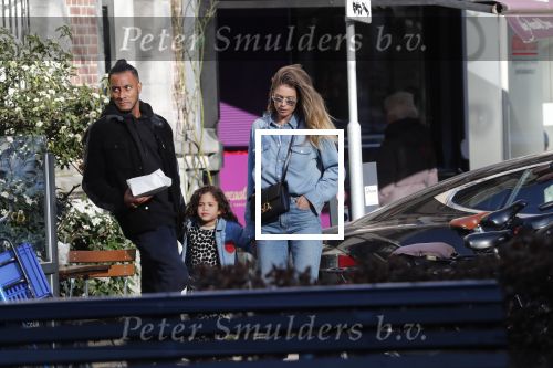 Amsterdam 7 februari 2020
Doutzen Kroes en haar man Sunnery James doen boodschappen met hun dochtertje op de cornelis schuytstraat