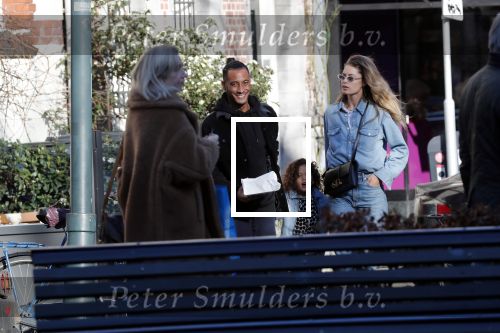 Amsterdam 7 februari 2020
Doutzen Kroes en haar man Sunnery James doen boodschappen met hun dochtertje op de cornelis schuytstraat