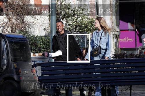 Amsterdam 7 februari 2020
Doutzen Kroes en haar man Sunnery James doen boodschappen met hun dochtertje op de cornelis schuytstraat