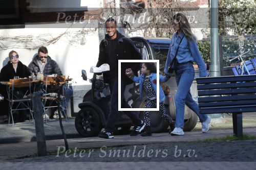 Amsterdam 7 februari 2020
Doutzen Kroes en haar man Sunnery James doen boodschappen met hun dochtertje op de cornelis schuytstraat