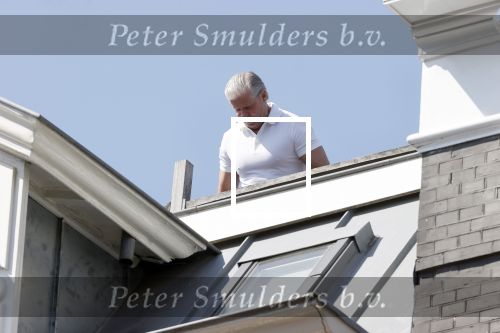 Amsterdam 17 april 2020
Dries Roelvink ytraint op het dakterras van zijn appartement op de pc hooftstraat.