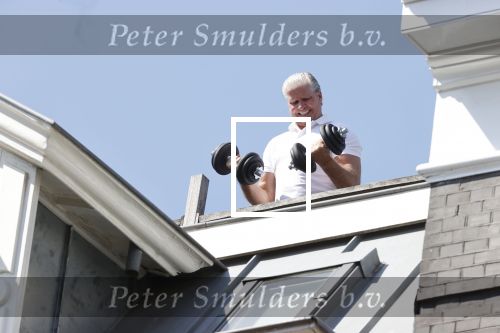 Amsterdam 17 april 2020
Dries Roelvink ytraint op het dakterras van zijn appartement op de pc hooftstraat.