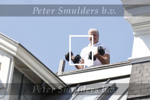 Amsterdam 17 april 2020
Dries Roelvink ytraint op het dakterras van zijn appartement op de pc hooftstraat.
