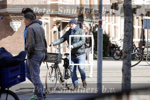 Amsterdam 4 april 2020
Ferdinand Grapperhaus met zijn vriendin liesbeth wytzes op straat in Amsterdam zuid.