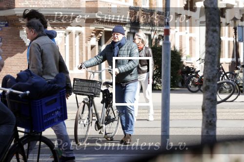 Amsterdam 4 april 2020
Ferdinand Grapperhaus met zijn vriendin liesbeth wytzes op straat in Amsterdam zuid.