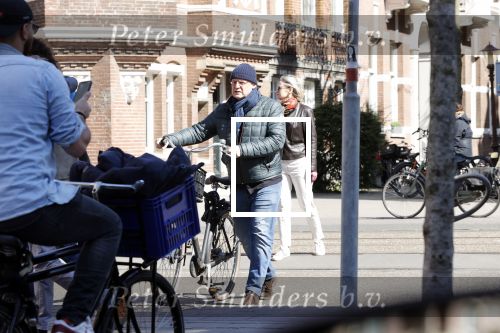 Amsterdam 4 april 2020
Ferdinand Grapperhaus met zijn vriendin liesbeth wytzes op straat in Amsterdam zuid.