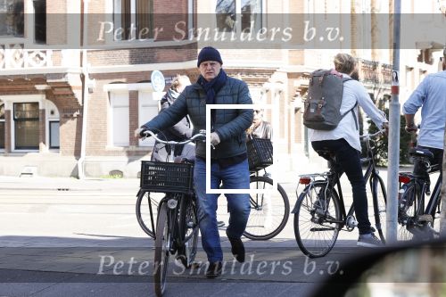 Amsterdam 4 april 2020
Ferdinand Grapperhaus met zijn vriendin liesbeth wytzes op straat in Amsterdam zuid.