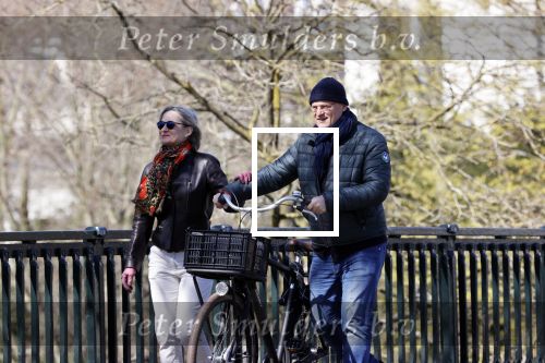 Amsterdam 4 april 2020
Ferdinand Grapperhaus met zijn vriendin liesbeth wytzes op straat in Amsterdam zuid.
