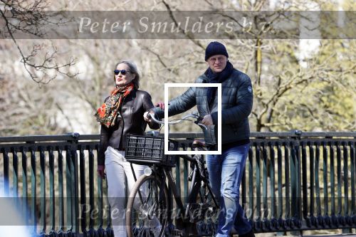 Amsterdam 4 april 2020
Ferdinand Grapperhaus met zijn vriendin liesbeth wytzes op straat in Amsterdam zuid.