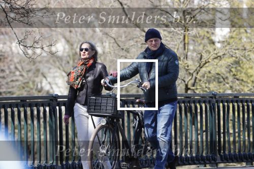 Amsterdam 4 april 2020
Ferdinand Grapperhaus met zijn vriendin liesbeth wytzes op straat in Amsterdam zuid.