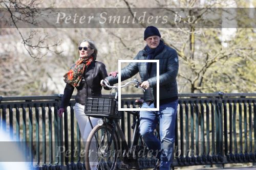 Amsterdam 4 april 2020
Ferdinand Grapperhaus met zijn vriendin liesbeth wytzes op straat in Amsterdam zuid.