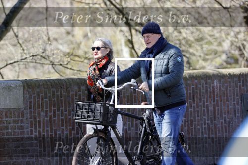 Amsterdam 4 april 2020
Ferdinand Grapperhaus met zijn vriendin liesbeth wytzes op straat in Amsterdam zuid.