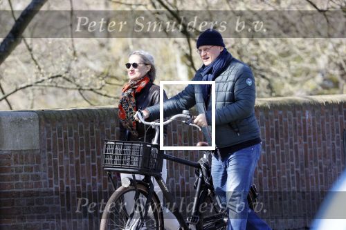 Amsterdam 4 april 2020
Ferdinand Grapperhaus met zijn vriendin liesbeth wytzes op straat in Amsterdam zuid.