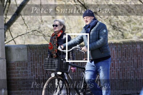 Amsterdam 4 april 2020
Ferdinand Grapperhaus met zijn vriendin liesbeth wytzes op straat in Amsterdam zuid.