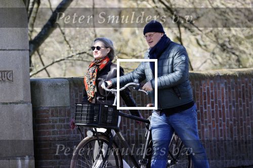 Amsterdam 4 april 2020
Ferdinand Grapperhaus met zijn vriendin liesbeth wytzes op straat in Amsterdam zuid.