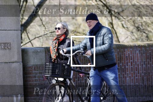 Amsterdam 4 april 2020
Ferdinand Grapperhaus met zijn vriendin liesbeth wytzes op straat in Amsterdam zuid.