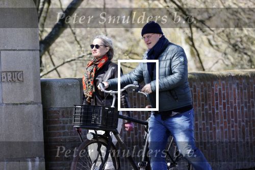 Amsterdam 4 april 2020
Ferdinand Grapperhaus met zijn vriendin liesbeth wytzes op straat in Amsterdam zuid.