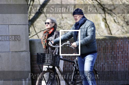 Amsterdam 4 april 2020
Ferdinand Grapperhaus met zijn vriendin liesbeth wytzes op straat in Amsterdam zuid.