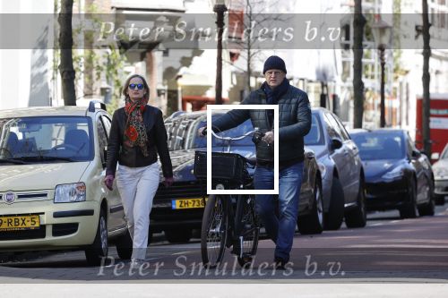 Amsterdam 4 april 2020
Ferdinand Grapperhaus met zijn vriendin liesbeth wytzes op straat in Amsterdam zuid.