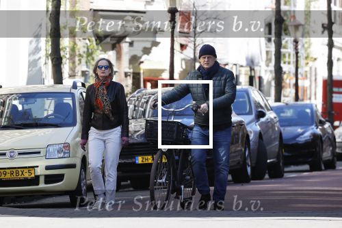 Amsterdam 4 april 2020
Ferdinand Grapperhaus met zijn vriendin liesbeth wytzes op straat in Amsterdam zuid.