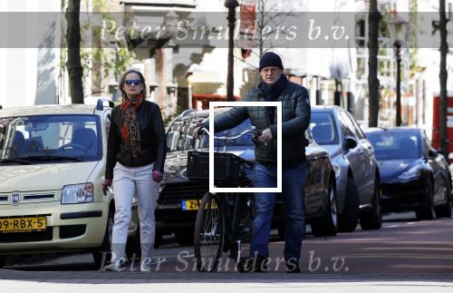 Amsterdam 4 april 2020
Ferdinand Grapperhaus met zijn vriendin liesbeth wytzes op straat in Amsterdam zuid.