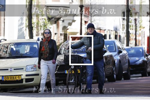 Amsterdam 4 april 2020
Ferdinand Grapperhaus met zijn vriendin liesbeth wytzes op straat in Amsterdam zuid.