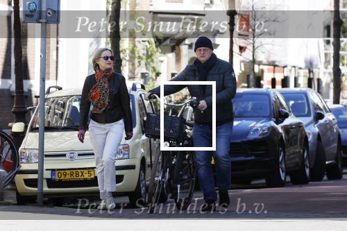 Amsterdam 4 april 2020
Ferdinand Grapperhaus met zijn vriendin liesbeth wytzes op straat in Amsterdam zuid.