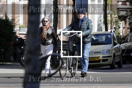 Amsterdam 4 april 2020
Ferdinand Grapperhaus met zijn vriendin liesbeth wytzes op straat in Amsterdam zuid.