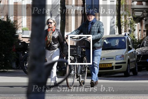 Amsterdam 4 april 2020
Ferdinand Grapperhaus met zijn vriendin liesbeth wytzes op straat in Amsterdam zuid.