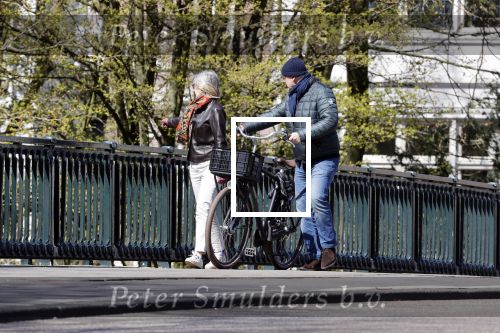 Amsterdam 4 april 2020
Ferdinand Grapperhaus met zijn vriendin liesbeth wytzes op straat in Amsterdam zuid.